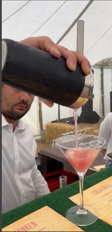 Bartender schenkt een cocktail op een event van Taste DC