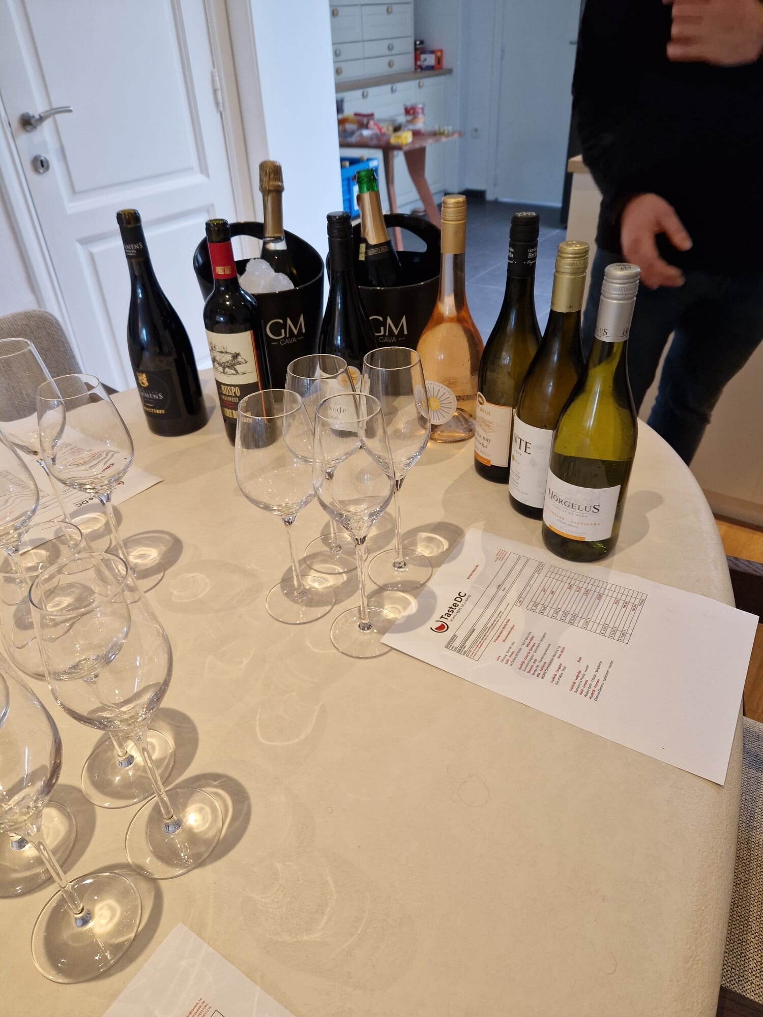 Wijnselectie en proefglazen bij een degustatie aan huis